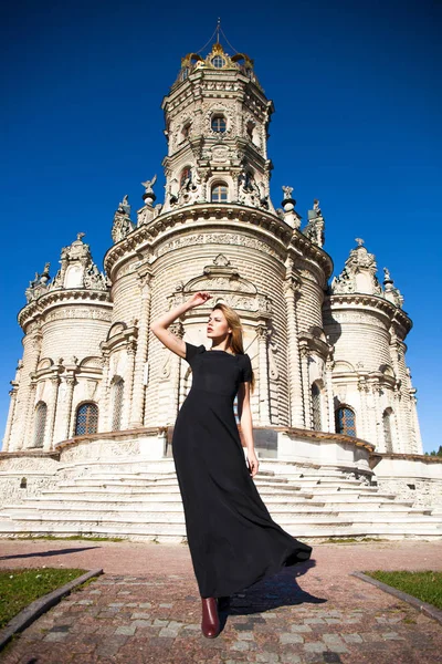 Młoda Piękna Kobieta Czarnej Sukience Tle Kościoła — Zdjęcie stockowe