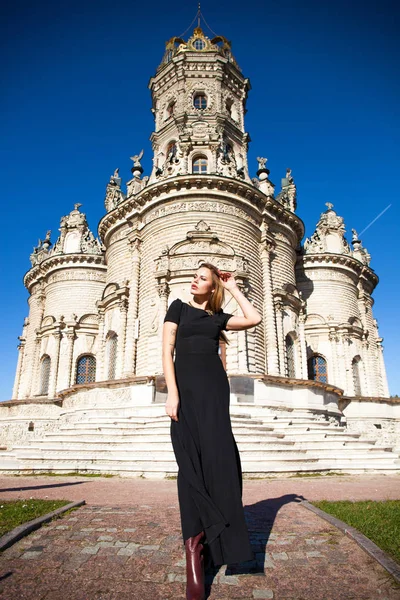 Jovem Mulher Bonita Vestido Preto Fundo Igreja — Fotografia de Stock