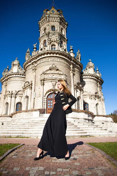 Jonge Mooie Vrouw Zwarte Jurk Achtergrond Van Kerk — Stockfoto