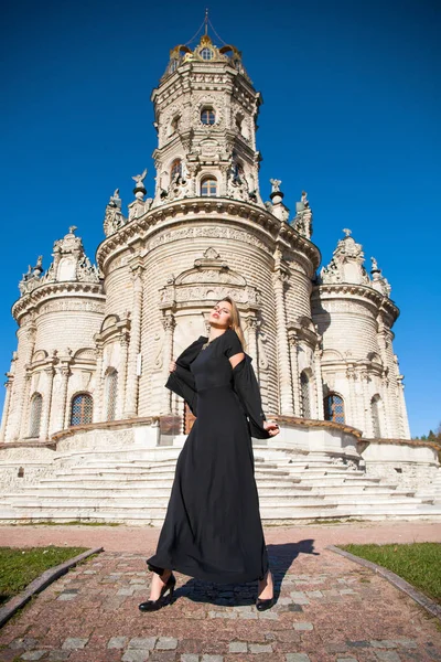 Jonge Mooie Vrouw Zwarte Jurk Achtergrond Van Kerk — Stockfoto