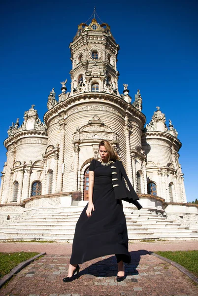 Jovem Mulher Bonita Vestido Preto Fundo Igreja — Fotografia de Stock