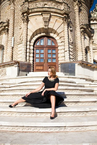 Junge Schöne Frau Schwarzen Kleid Auf Dem Hintergrund Der Kirche — Stockfoto