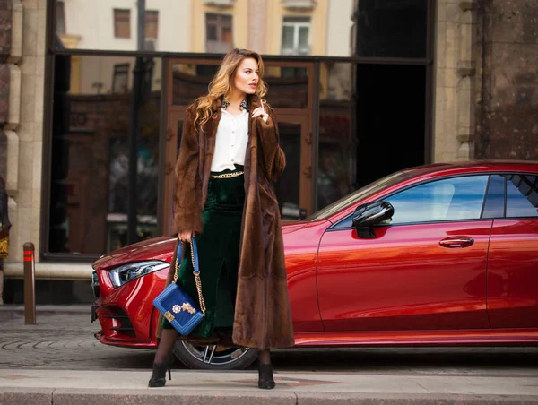 Tam Uzunlukta Genç Sarışın Bir Kadın Vizon Kış Kürk Ceket — Stok fotoğraf