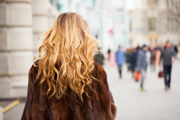 Красавица Блондинкой Кудрявой Шубе Ходит Осенней Улице Здоровые Волнистые Волосы — стоковое фото