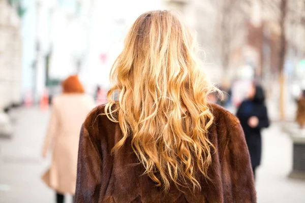 Fille Beauté Avec Blonde Bouclée Manteau Fourrure Marche Rue Automne — Photo