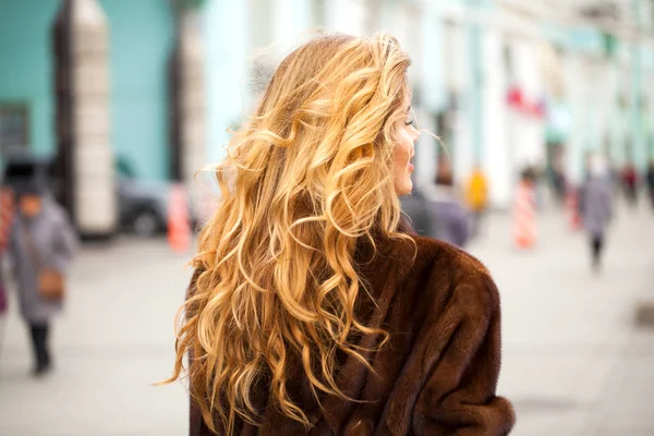 Fille Beauté Avec Blonde Bouclée Manteau Fourrure Marche Rue Automne — Photo