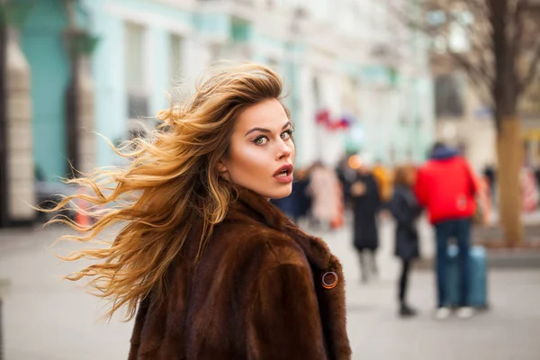 Beautiful Young Blonde Woman Mink Fur Coat Walking Autumn Street — Stock Photo, Image