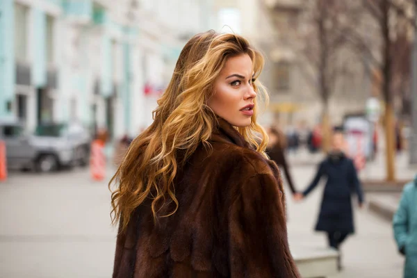 Beautiful Young Blonde Woman Mink Fur Coat Walking Autumn Street — Stock Photo, Image