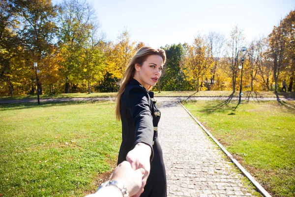 Volg Mooie Jonge Blonde Bezit Van Hand Van Ongeïdentificeerde Man — Stockfoto