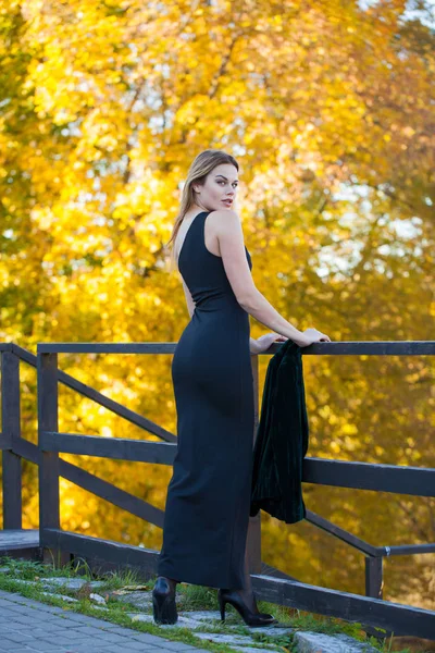 Полное Тело Молодая Красивая Блондинка Длинном Черном Платье Осеннем Парке — стоковое фото