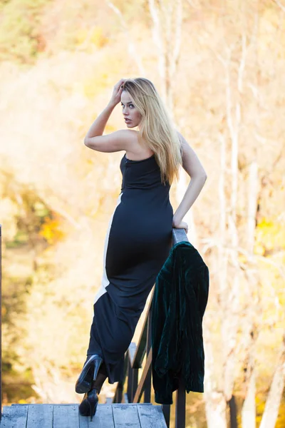 Полное Тело Молодая Красивая Блондинка Длинном Черном Платье Осеннем Парке — стоковое фото