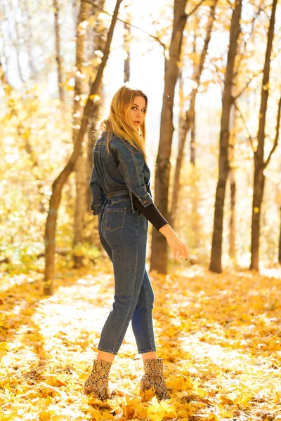 Повний Портрет Стильної Молодої Блондинки Блакитному Джинсовому Комбінезоні Осінньому Парку — стокове фото