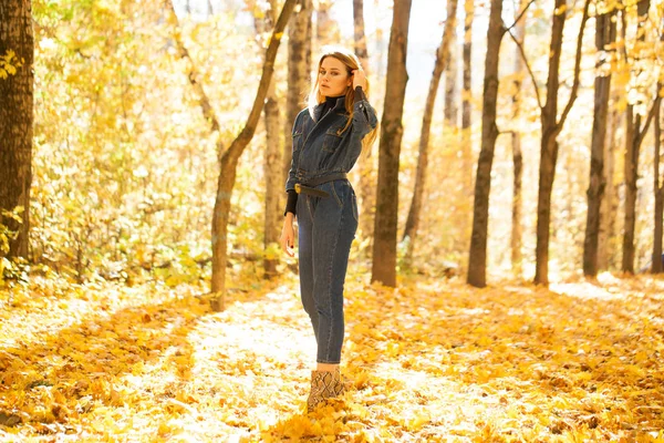 Retrato Completo Mujer Rubia Joven Con Estilo Overoles Mezclilla Azul — Foto de Stock