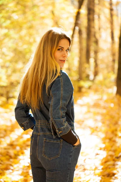 Retrato Completo Jovem Loira Elegante Macacões Jeans Azuis Parque Outono — Fotografia de Stock