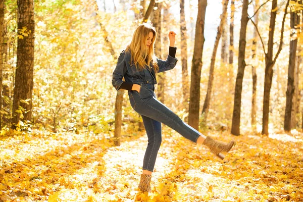 Portrait Complet Jeune Femme Blonde Élégante Combinaison Denim Bleu Dans — Photo