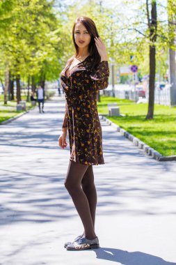 Güzel genç mutlu esmer kadın seksi elbise, yaz park açık havada portresi kapatın