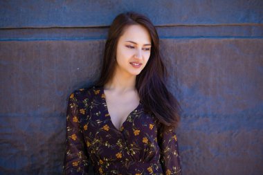 Hala duvara, yaz açık havada seksi Kahverengi elbiseli güzel genç esmer kadın