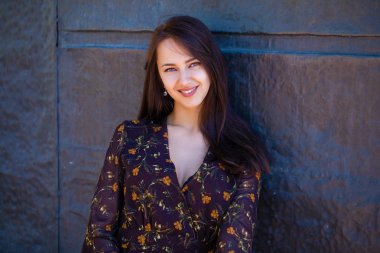 Hala duvara, yaz açık havada seksi Kahverengi elbiseli güzel genç esmer kadın