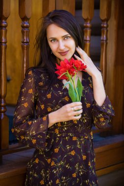 Güzel genç mutlu esmer kadın seksi elbise, yaz park açık havada portresi kapatın