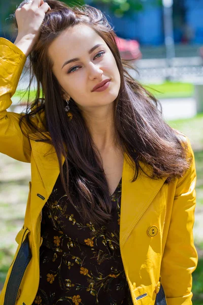 Retrato Cerca Una Joven Hermosa Morena Chaqueta Amarilla Calle Primavera —  Fotos de Stock