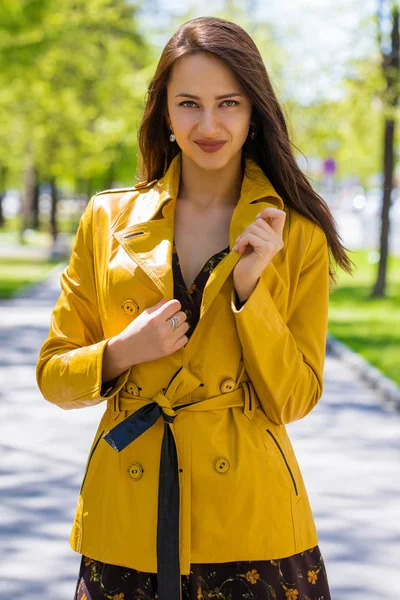 Close Πορτρέτο Του Μια Νεαρή Όμορφη Μελαχρινή Κίτρινο Σακάκι Άνοιξη — Φωτογραφία Αρχείου