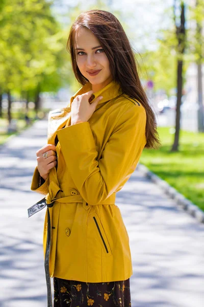 Close Retrato Uma Jovem Bela Morena Casaco Amarelo Primavera Rua — Fotografia de Stock