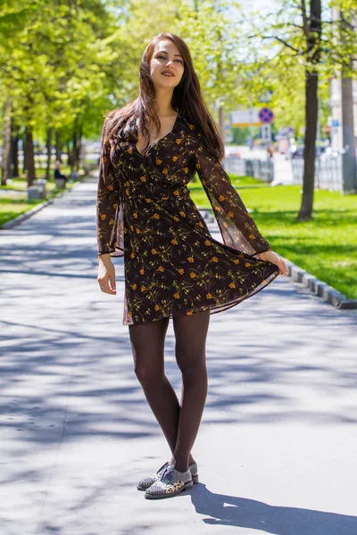 Güzel genç mutlu esmer kadın seksi elbise, yaz park açık havada portresi kapatın