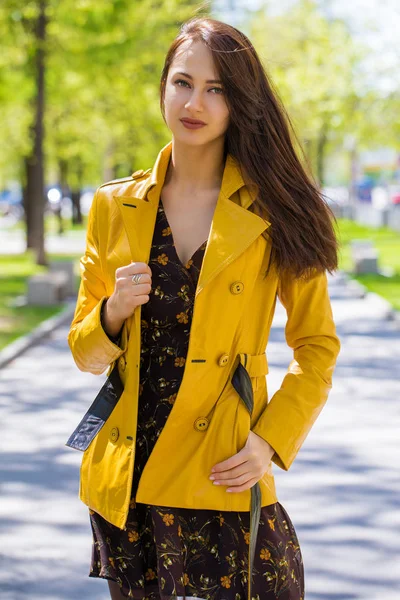 Gros Plan Portrait Une Jeune Belle Brune Veste Jaune Printemps — Photo