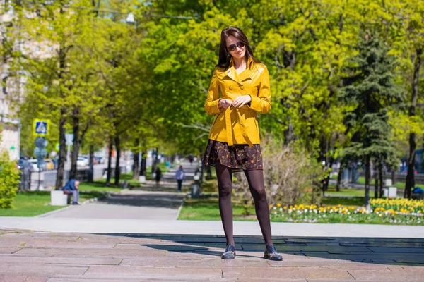 Молодая Красивая Брюнетка Золотой Куртке Весной Улице — стоковое фото