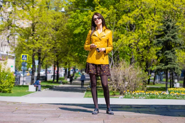 Bahar Açık Havada Sokak Altın Ceketi Giyen Genç Güzel Bir — Stok fotoğraf