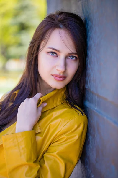 Close Retrato Uma Jovem Bela Morena Casaco Amarelo Primavera Rua — Fotografia de Stock