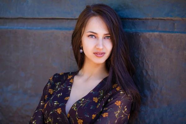 Beautiful Young Brunette Woman Sexy Brown Dress Still Wall Summer — Stock Photo, Image