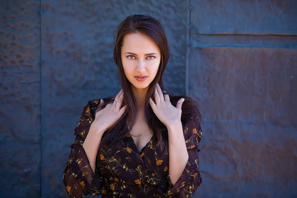 Hala Duvara Yaz Açık Havada Seksi Kahverengi Elbiseli Güzel Genç — Stok fotoğraf