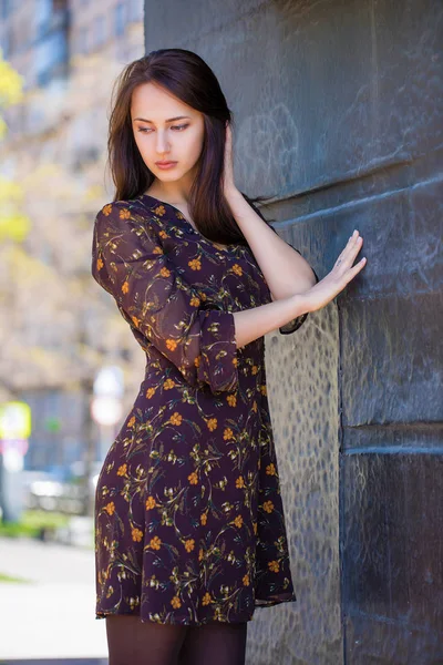 Красивая Молодая Брюнетка Сексуальном Коричневом Платье Стены Летом Открытом Воздухе — стоковое фото