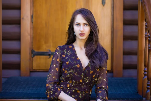 Jovem Bela Mulher Morena Posando Vestido Verão Marrom Fundo Uma — Fotografia de Stock