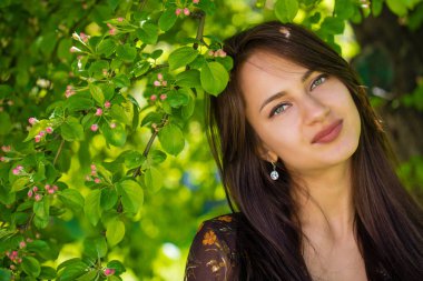 Güzel genç mutlu esmer kadın seksi elbise, yaz park açık havada portresi kapatın