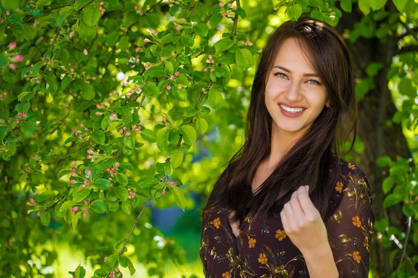 Närbild Porträtt Vacker Ung Glad Brunett Kvinna Sexig Klänning Sommaren — Stockfoto