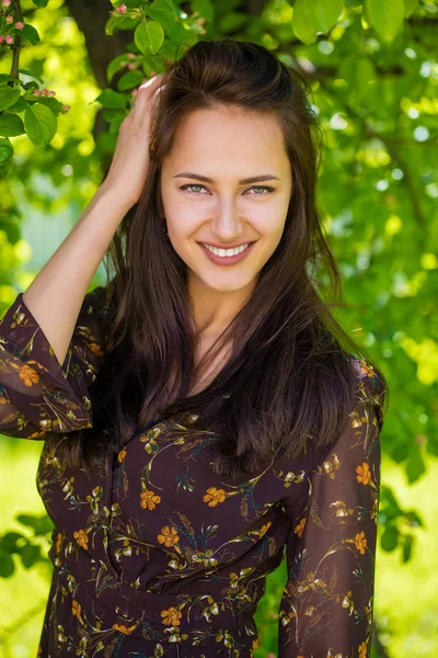 Portret Pięknej Młodej Kobiety Brunetki Szczęśliwy Sexy Sukienka Lato Zewnątrz — Zdjęcie stockowe
