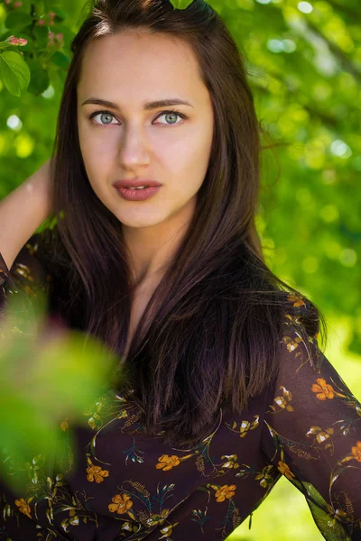 Güzel genç mutlu esmer kadın seksi elbise, yaz park açık havada portresi kapatın