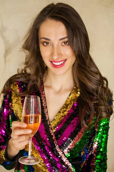 Ritratto Una Giovane Ragazza Felice Abito Sexy Con Bicchiere Champagne — Foto Stock