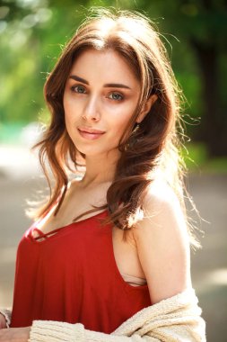 Portre yakın çekim yaz açık havada Kırmızı elbiseli genç güzel mutlu kadın