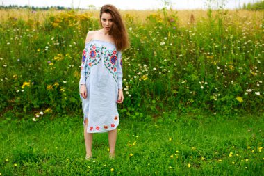 Genç güzel esmer kadın yaz beyaz elbise yaz yeşil çim - park arka plan