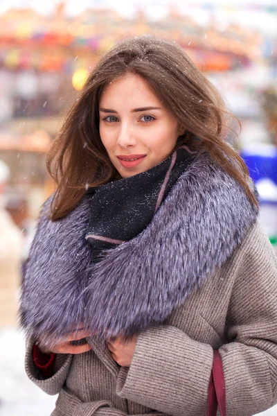 Ritratto Una Giovane Donna Bruna Cappotto Grigio Con Colletto Pelliccia — Foto Stock