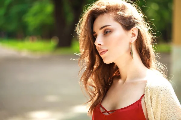 Retrato Cerca Joven Hermosa Mujer Feliz Vestido Rojo Verano Aire — Foto de Stock