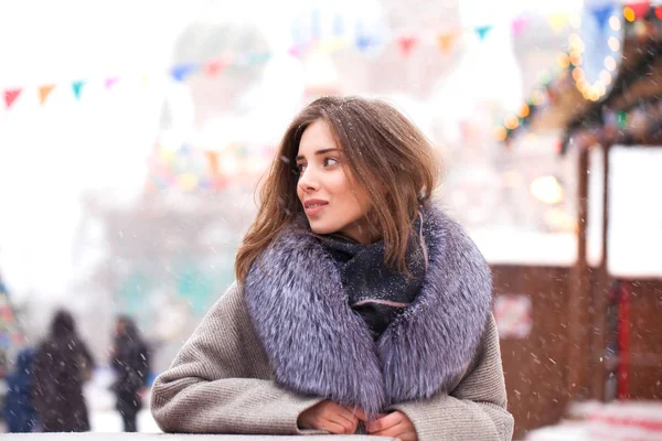 Portrait Une Jeune Femme Brune Manteau Gris Avec Col Fourrure — Photo