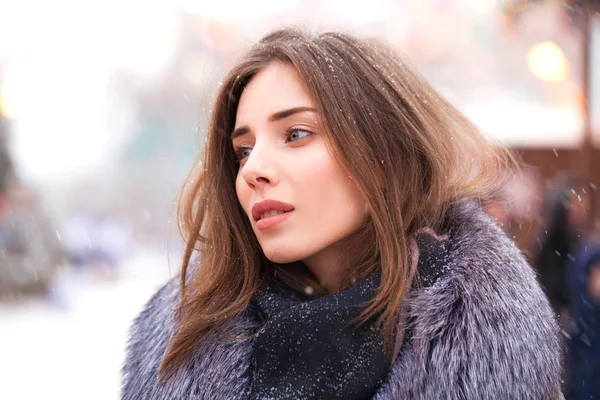 Retrato Una Joven Morena Abrigo Gris Con Collar Piel Una — Foto de Stock