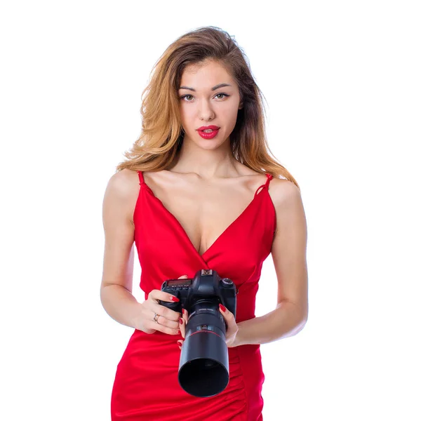 快乐的金发摄影师女人性感红色礼服控股相机 白色背景上孤立 — 图库照片