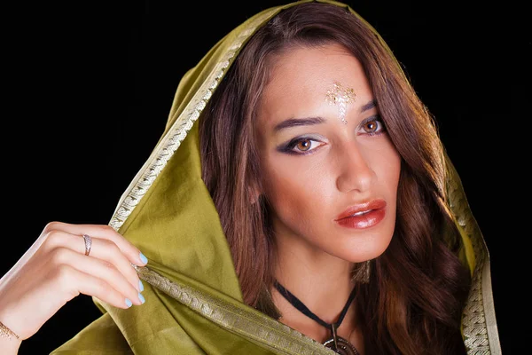 オリエンタル アクセサリー ピアスの美しいファッションのインドの女性の肖像画 美しさの宝石を持つアラビア語少女 完璧なメイクとヒンドゥー教のモデル インド — ストック写真