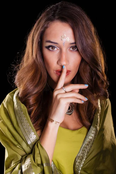 Hermoso Retrato Mujer India Moda Con Accesorios Orientales Pendientes Chica — Foto de Stock