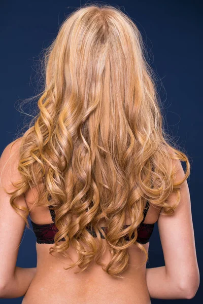 Rückseite Sexy Blonde Frau Roter Unterwäsche Auf Einem Dunkelblauen Wandstudio — Stockfoto